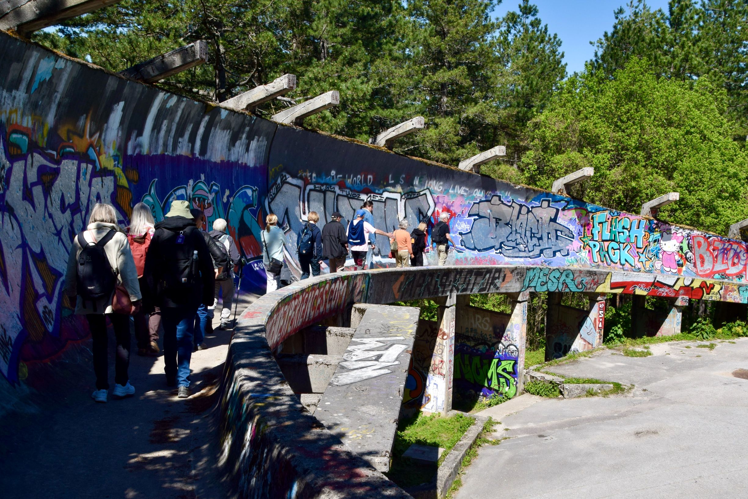 Vi ser resterne af en bobslædebane, som blev bygget i forbindelse med vinter OL i 1984. Foto Gitte Hornstrup Dahl