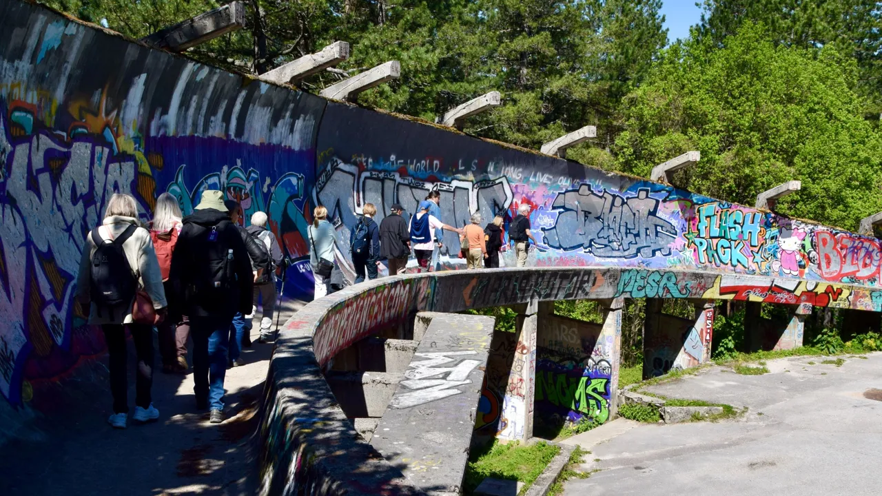 Vi ser resterne af en bobslædebane, som blev bygget i forbindelse med vinter OL i 1984. Foto Gitte Hornstrup Dahl