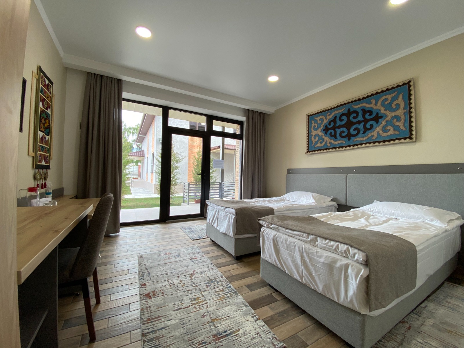 I landsbyen Kochkor bor vi på Nomad Lodge, der ligger centralt, omgivet af bjerge og tæt på lokale nomade-traditioner. 