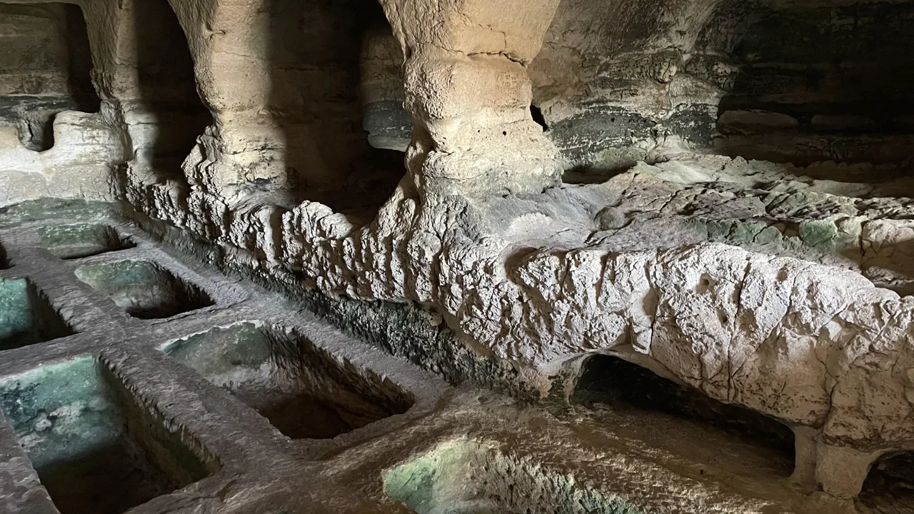 De romerske katakomber Grotta Delle Trabacche, viser tydeligt, hvor de forskellige grave har været. Foto Viktors Farmor