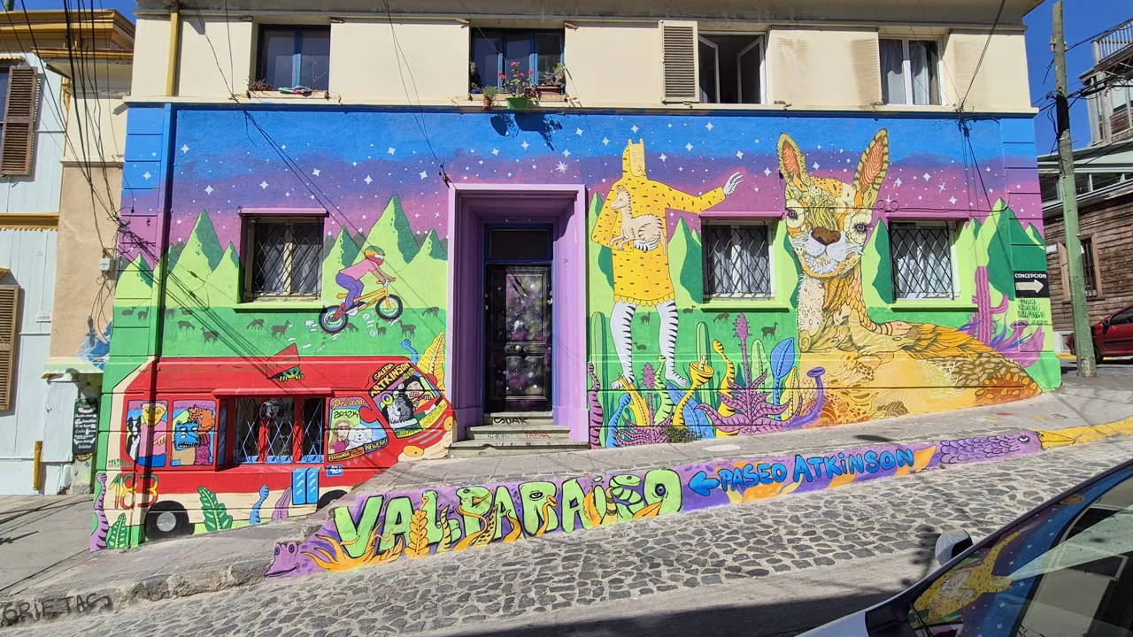 Kystbyen Valparaiso rummer både historiske bygninger og moderne gadekunst. Foto Henrik Bjerresø