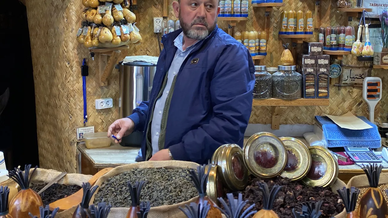 I Bukharas markeder kan der købes krydderier, tæpper, tasker, tørklæder og træskærerarbejde. Foto Michael Høeg Andersen