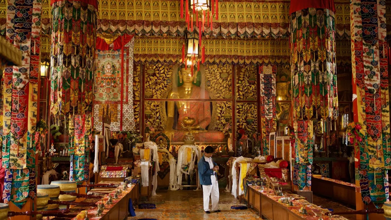 Bedehallen i Ogendu templet nær Bodhnath stupaen i Kathamandu. Foto af Anders Stoustrup
