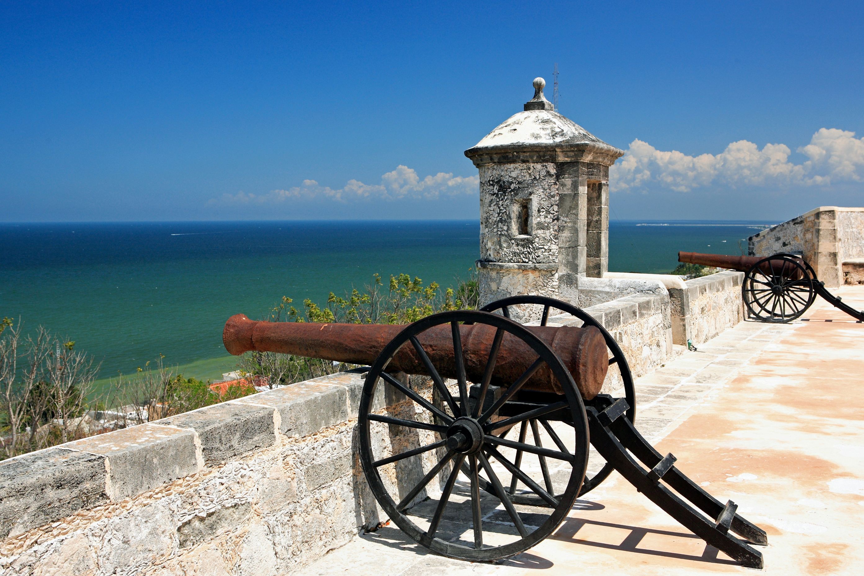 Kanon på muren peger ud over havet fra Fuerte de San Miguel i Campeche, Foto Anders Stoustrup