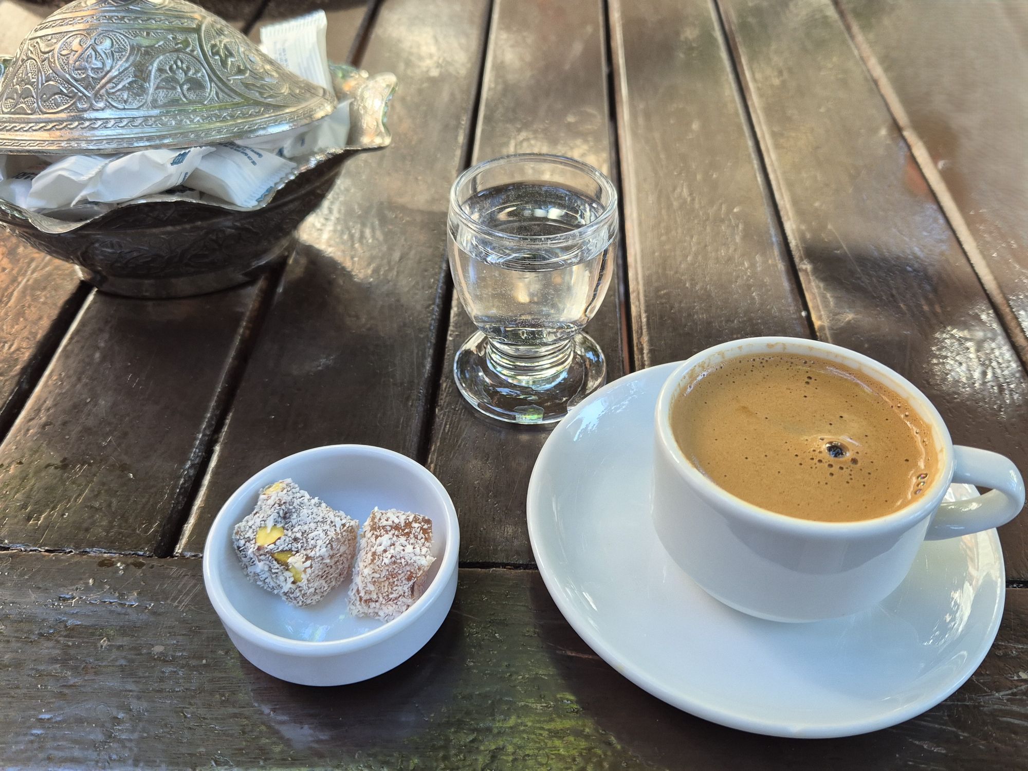 Nyd tyrkisk kaffe serveret med et glas vand og sødt lokum på en hyggelig café. Foto Henrik Bjerresø