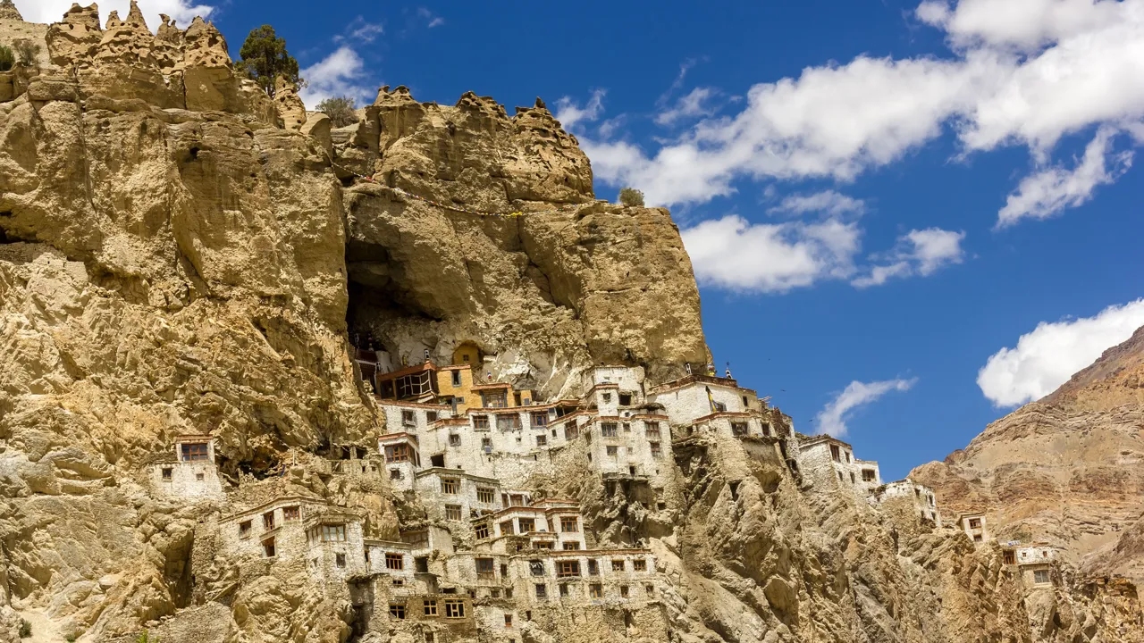 Phuktal-klosteret ligger spekakulært på en afsides klippevæg i Zanskar. Foto Viktors Farmor