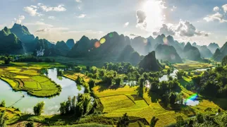 Rejsen byder på smukke køreture gennem dramatiske bjerglandskaber. Foto Tuan Hoang