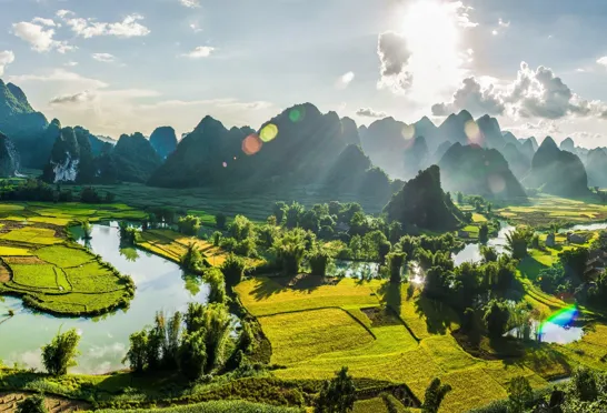 Rejsen byder på smukke køreture gennem dramatiske bjerglandskaber. Foto Tuan Hoang