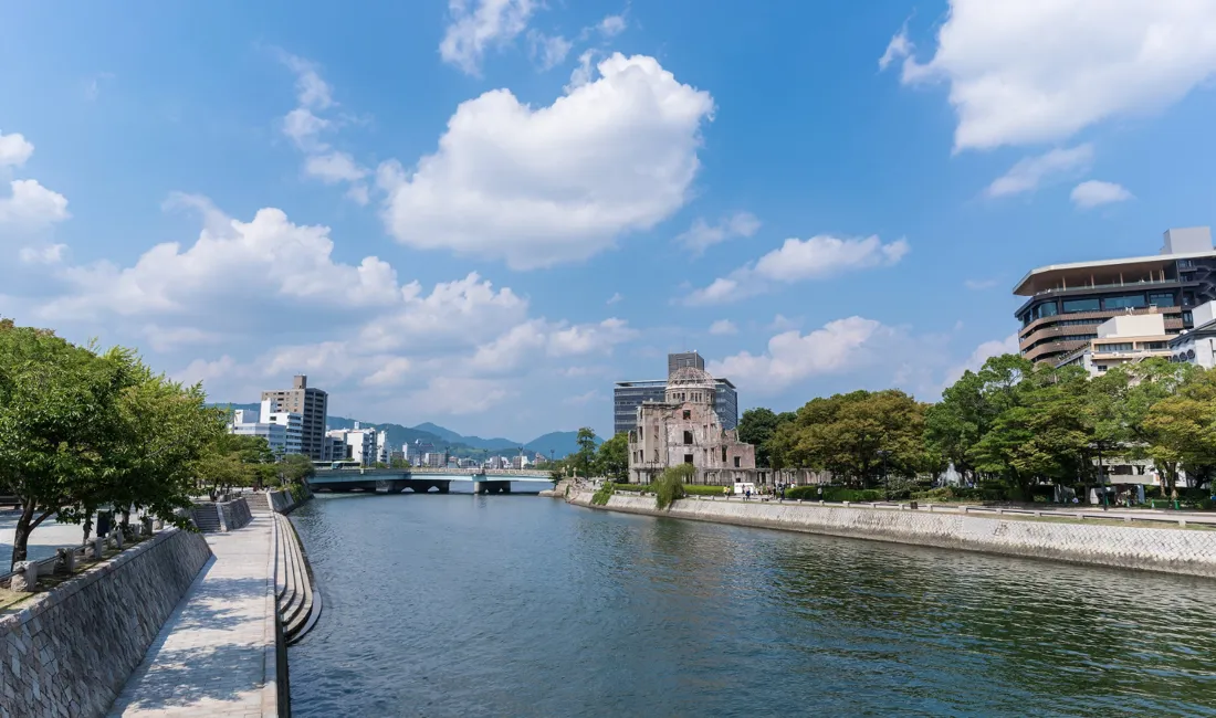 Rejsen bringer os til Hiroshima, hvor vi ser Memorial Park.