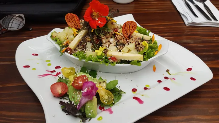 Jardin Organiko laver utroligt farverige retter. Foto Gudik Holm Plews