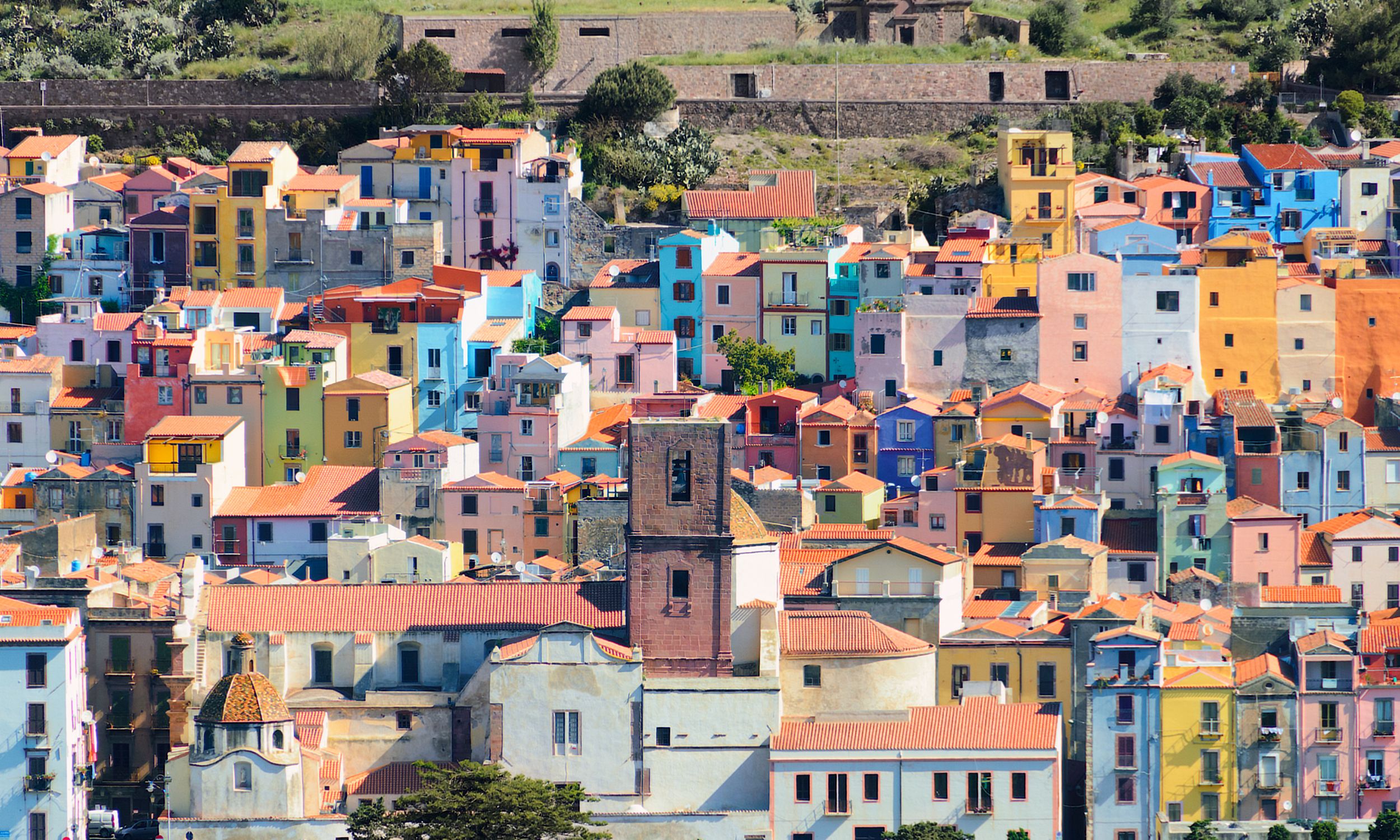 Massevis af farvestrålende huse i Bosa. Foto Viktors Farmor