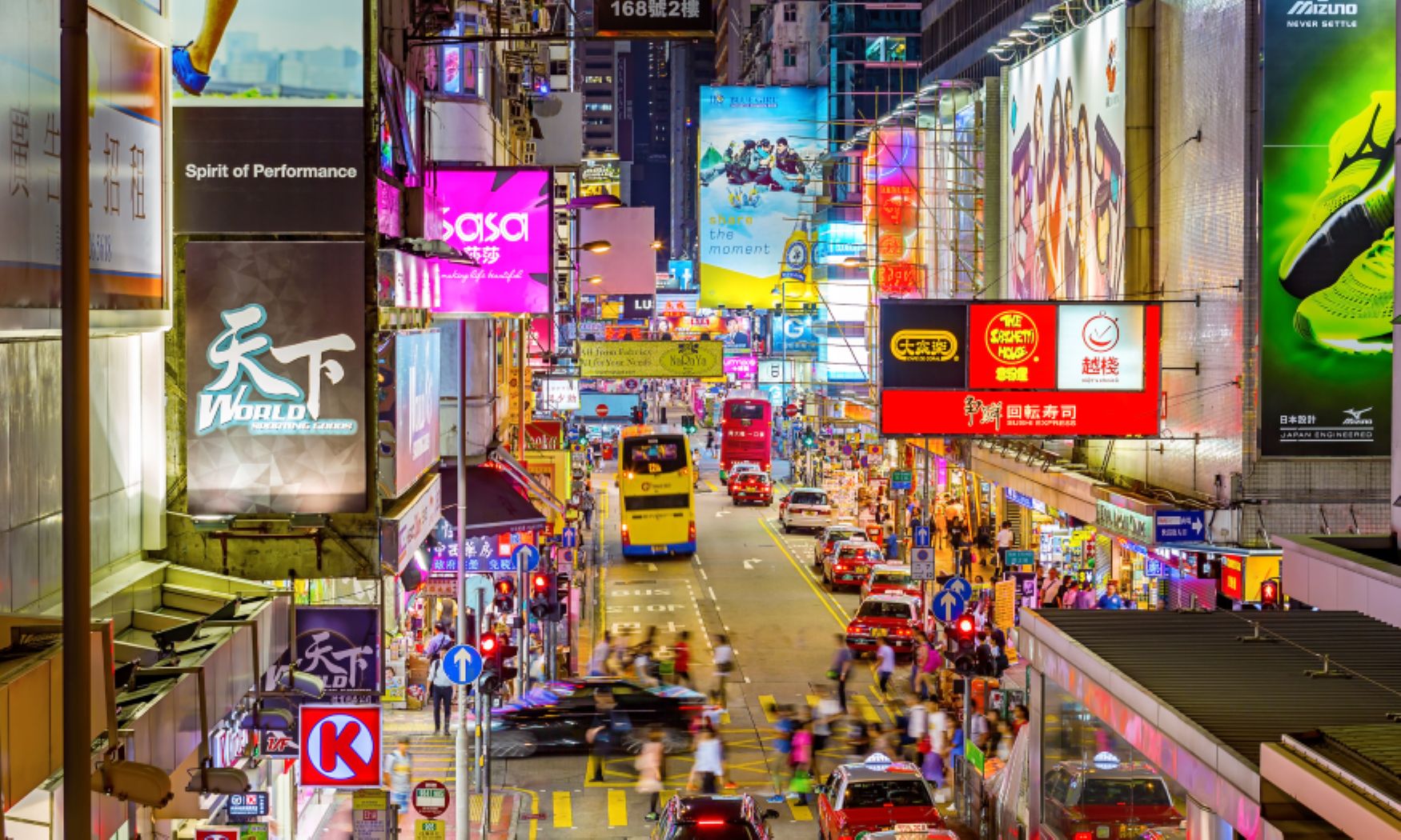 Hong Kong om aftenen med det farvestrålende byliv. Foto Viktors Farmor