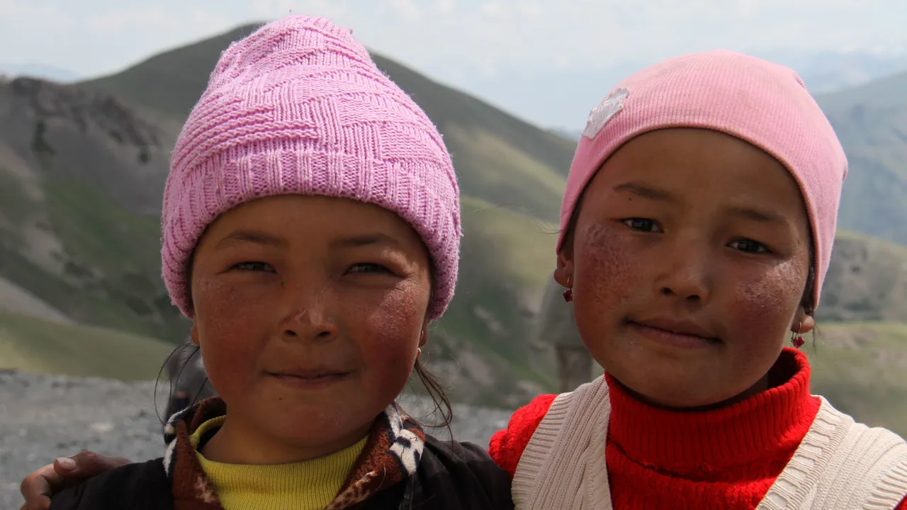 Kirgisiske piger får højfjeldssol. Foto Erik Hermansen