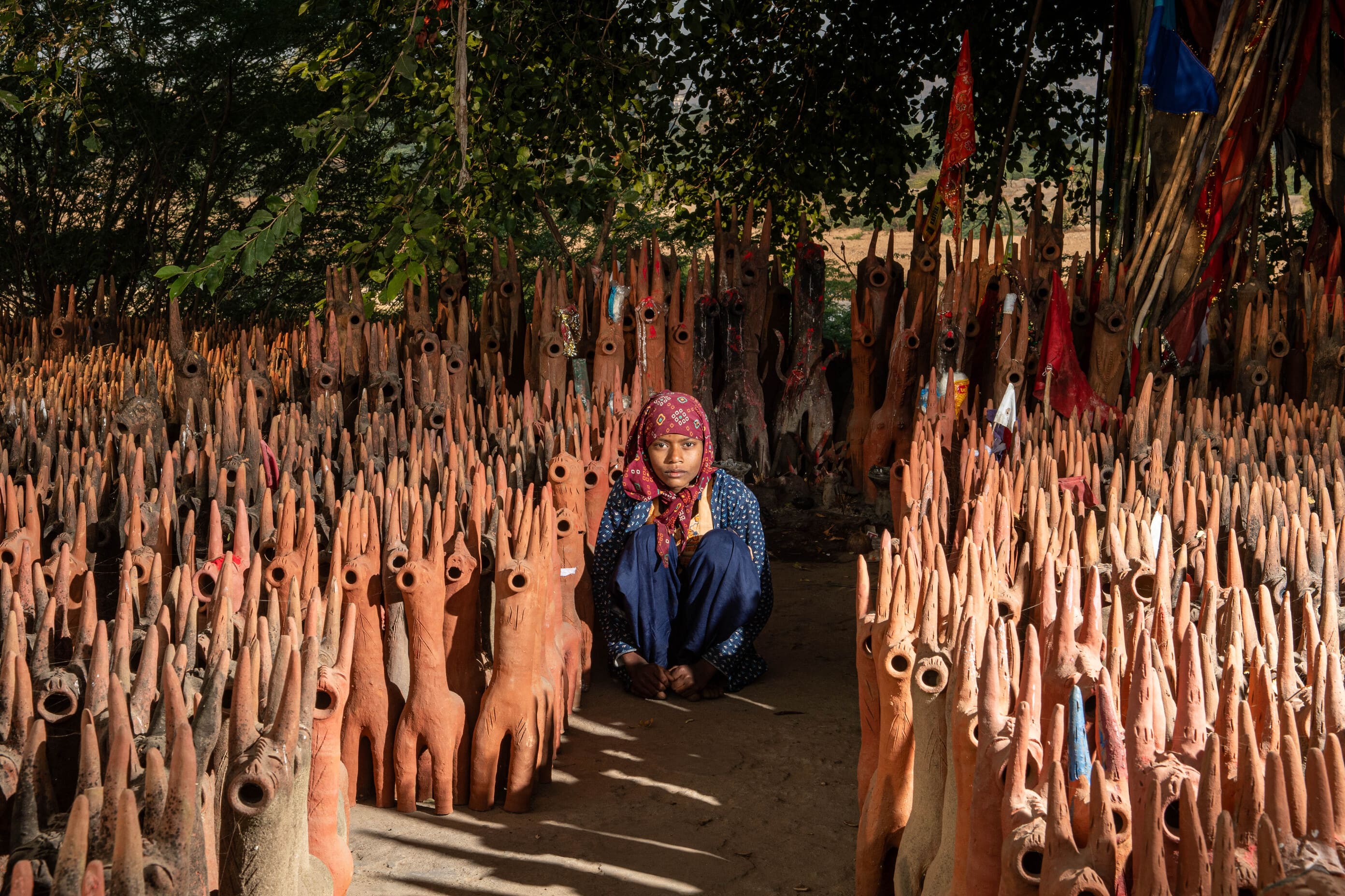 Vi besøger en unik lokal helligdom med hundredvis af terrakotta-heste. Foto Viktors Farmor