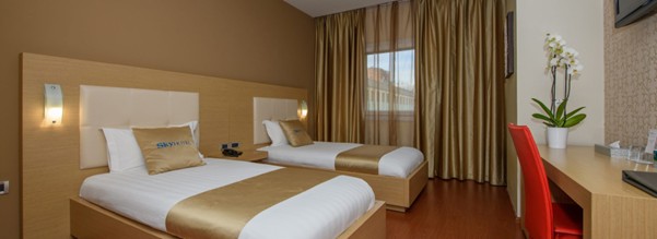 Vi bor på det 4-stjernede Hotel Sky 2 Hotel, som ligger centralt i Tiranas mere rolige kvarter. Hotellet 