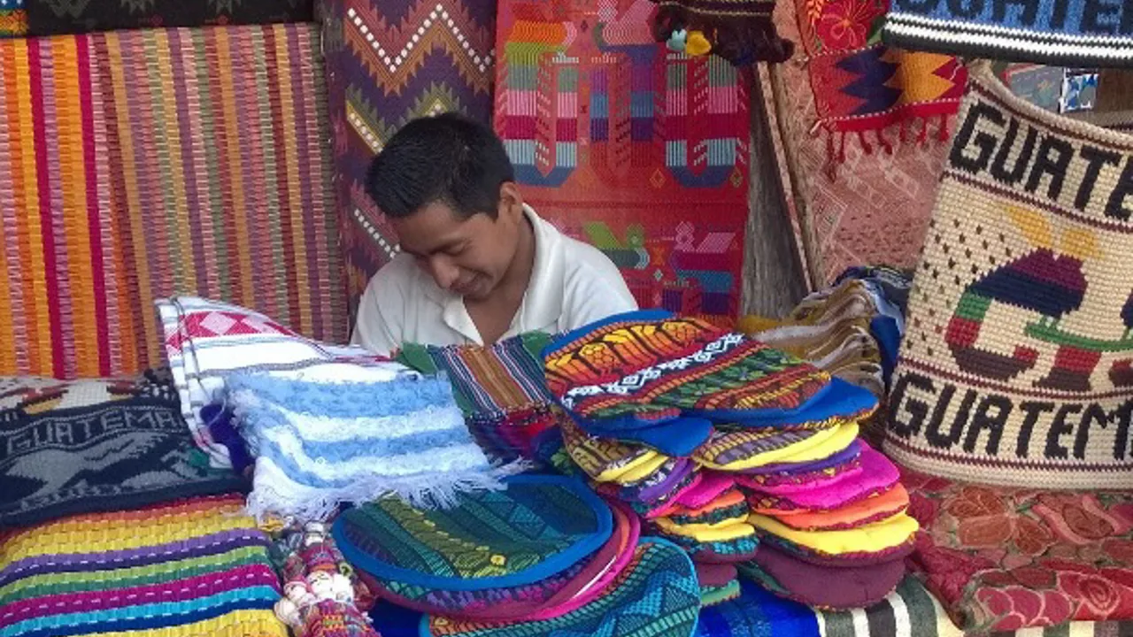 I Guatemala er der smag for kraftige farver overalt. Foto Jens-Arne Sørensen