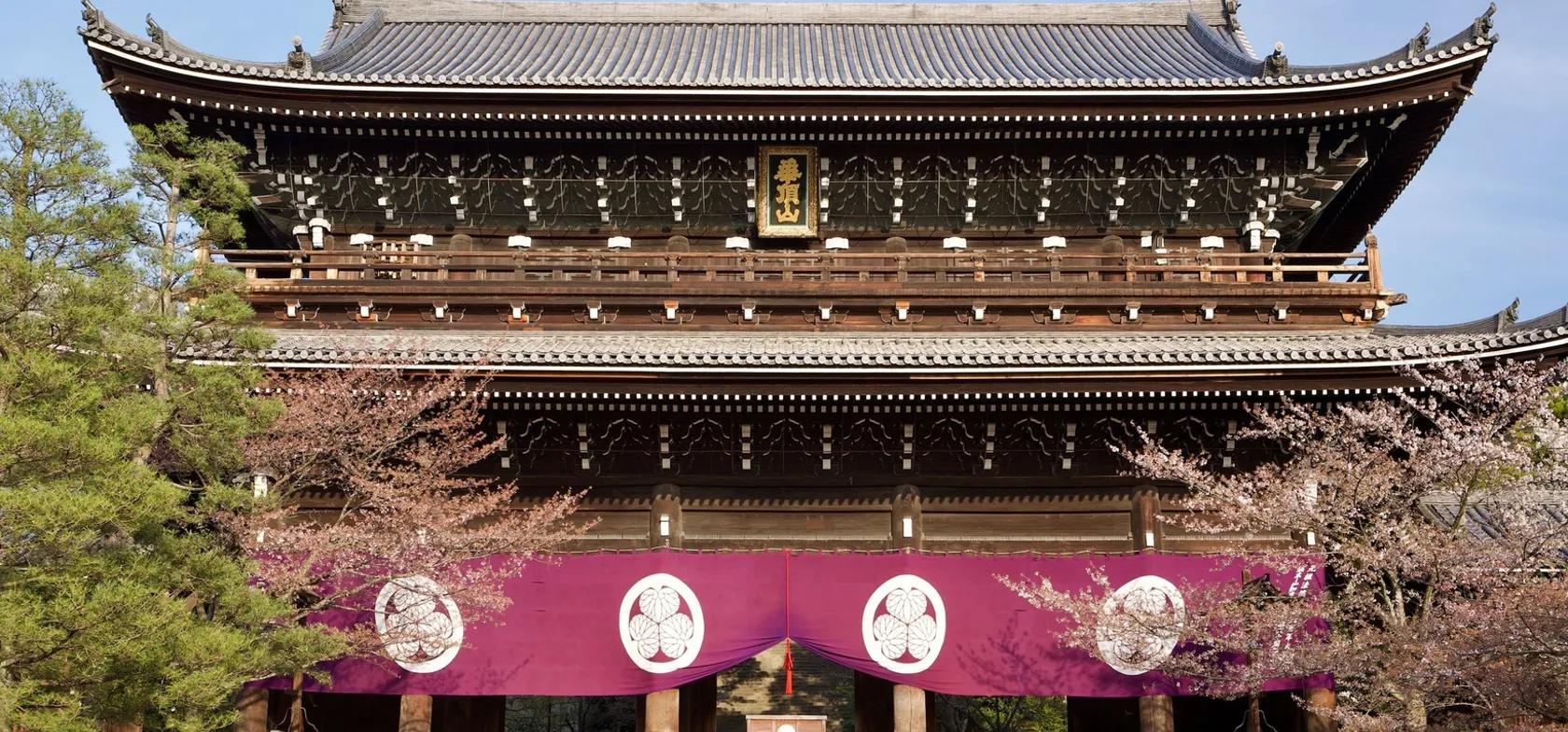 Porten til Chion-in templet i Kyoto er et prægtigt syn. Foto af Anders Stoustrup