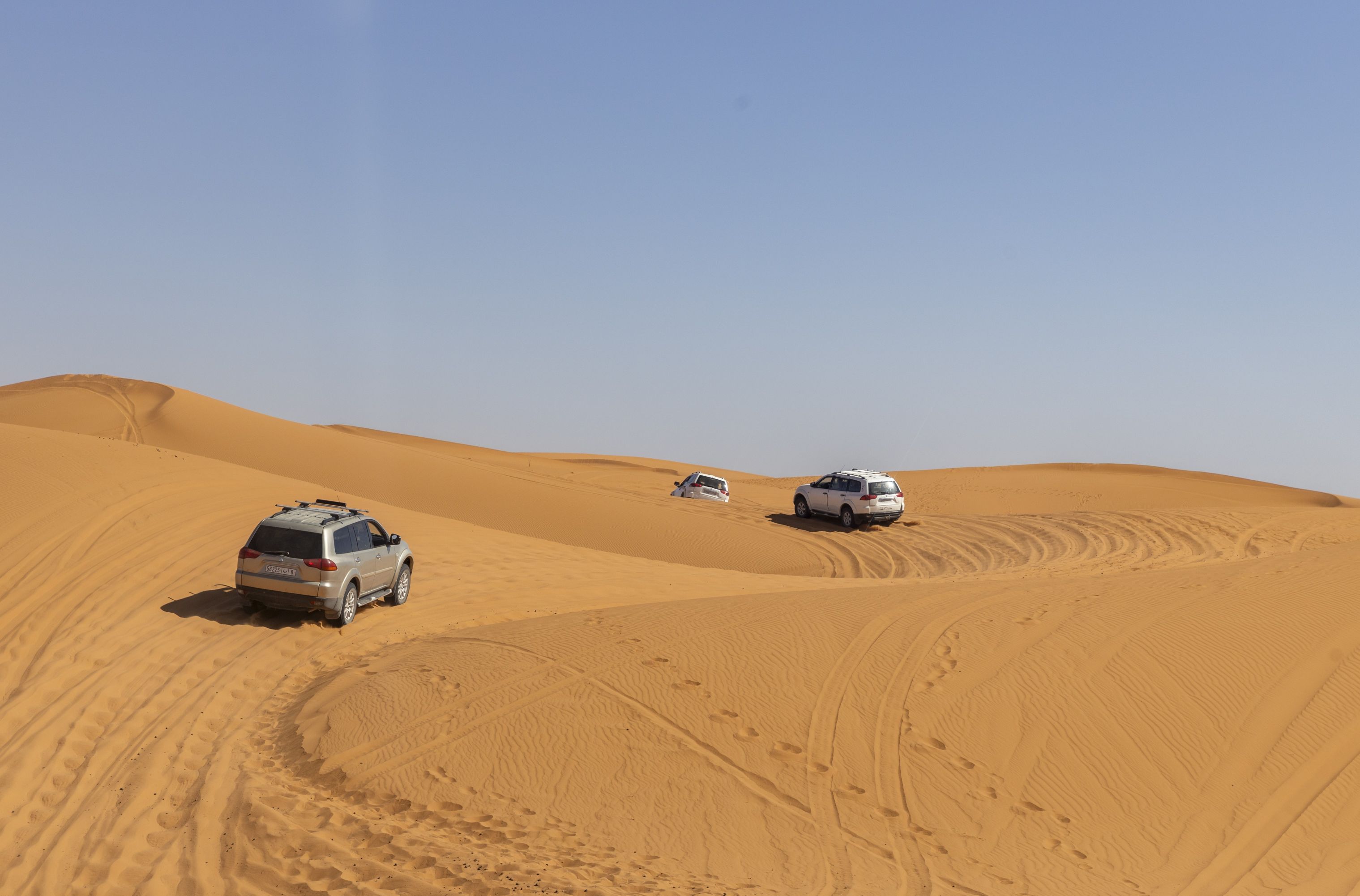 Ved Merzouga kører vi gennem sandklitterne i 4-hjulstrækkere mod en lille oase. Foto Viktors Farmor