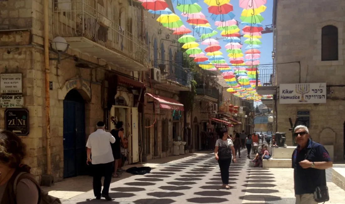 En gågade i Jerusalem er fint pyntet på. Foto Trine Delé