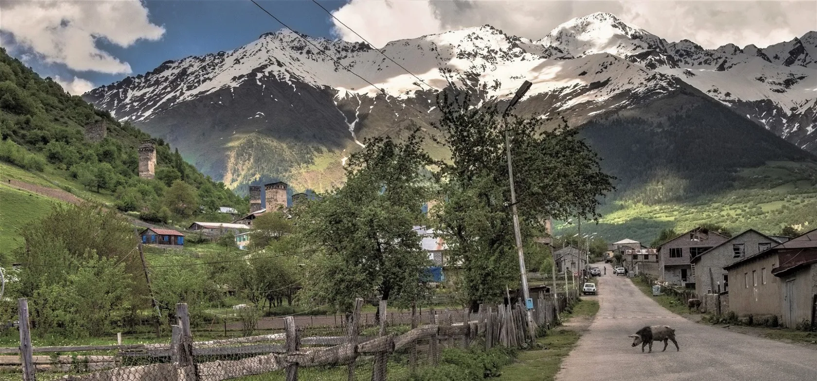 Mestia har over 2.000 indbyggere, og er den vigtigste by i den øverste del af Svanetien-regionen. Karin Reif