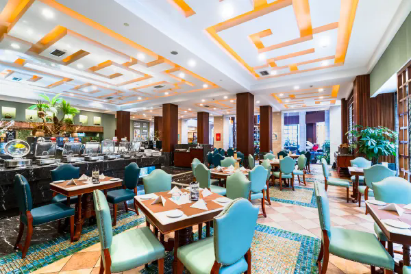 På rejsen Kinas farverige folkeslag bor vi på Chengdu Tianfu Sunshine Hotel med byen, Chengdu, lige udenfor døren.