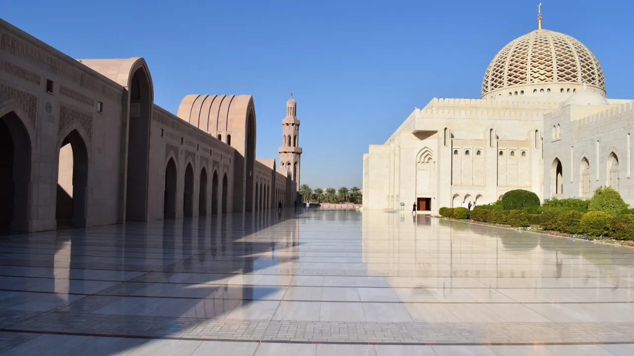 Den tidligere Sultan Qaboos' Grand Mosque har plads til 20.000 bedende. Foto Anne Sophie Meyer Larsen