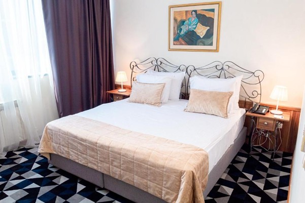 Hotel Art har en helt ideel beliggenhed midt i centrum af Sarajevo.