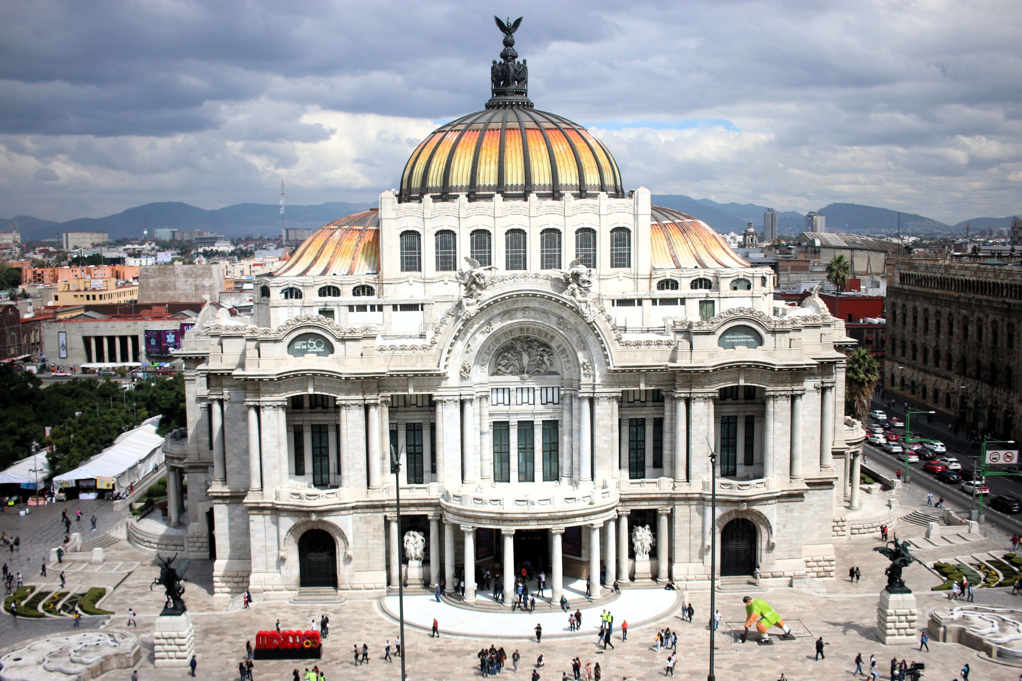 Palacio de Bellas Artes rejser sig midt i Mexico City. Foto Caroline Sølvsten