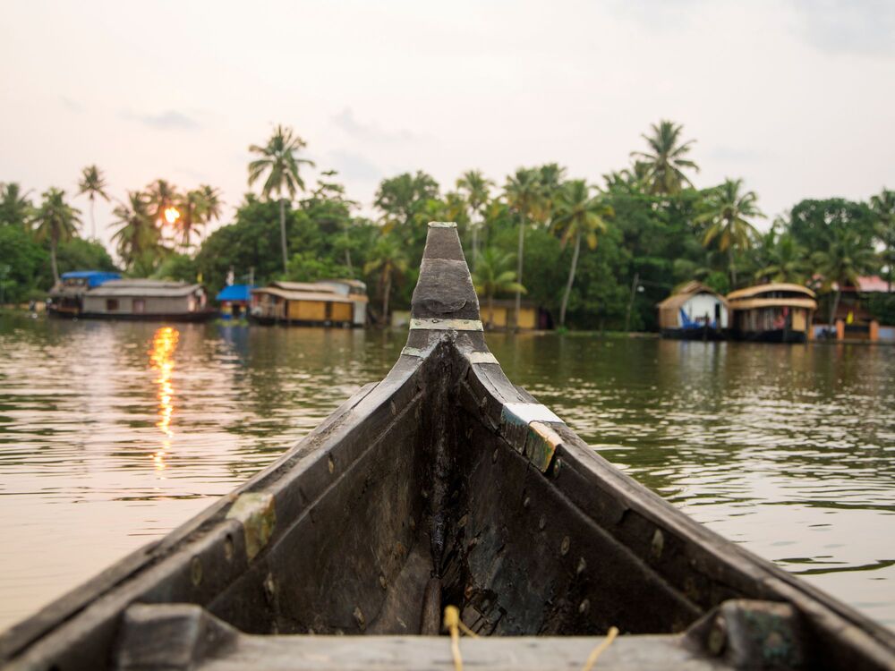 Kanalerne ved Alleppey fyldes af husbåde og mindre både, der vidner om en hverdag tæt forbundet med vandet. Foto Viktors Farmor