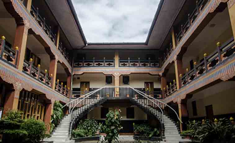 Vi bor på Wangchuk Hotel med udsigt over en frodig dal i udkanten af Mongar. 