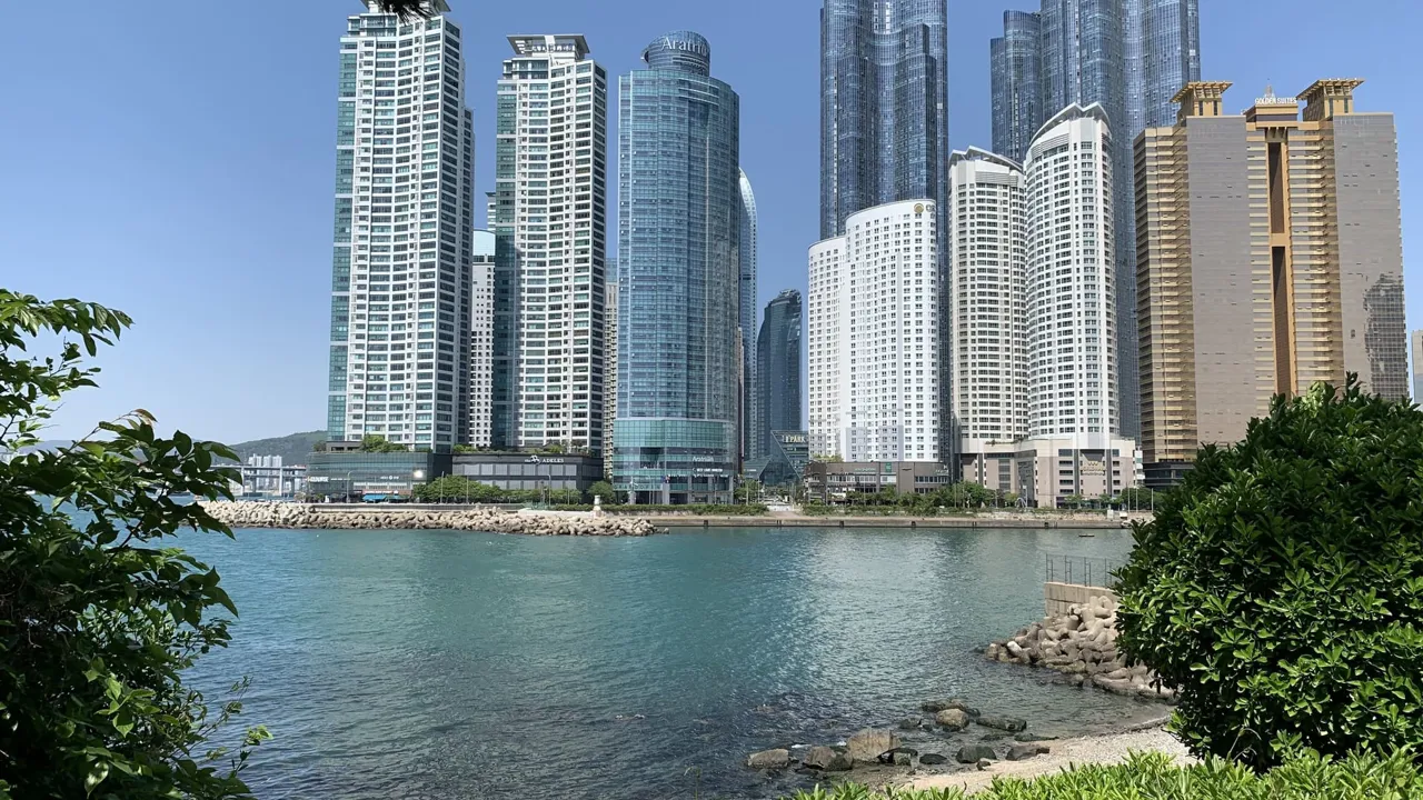 Busan er en ægte storby. Foto af Ib Larsen