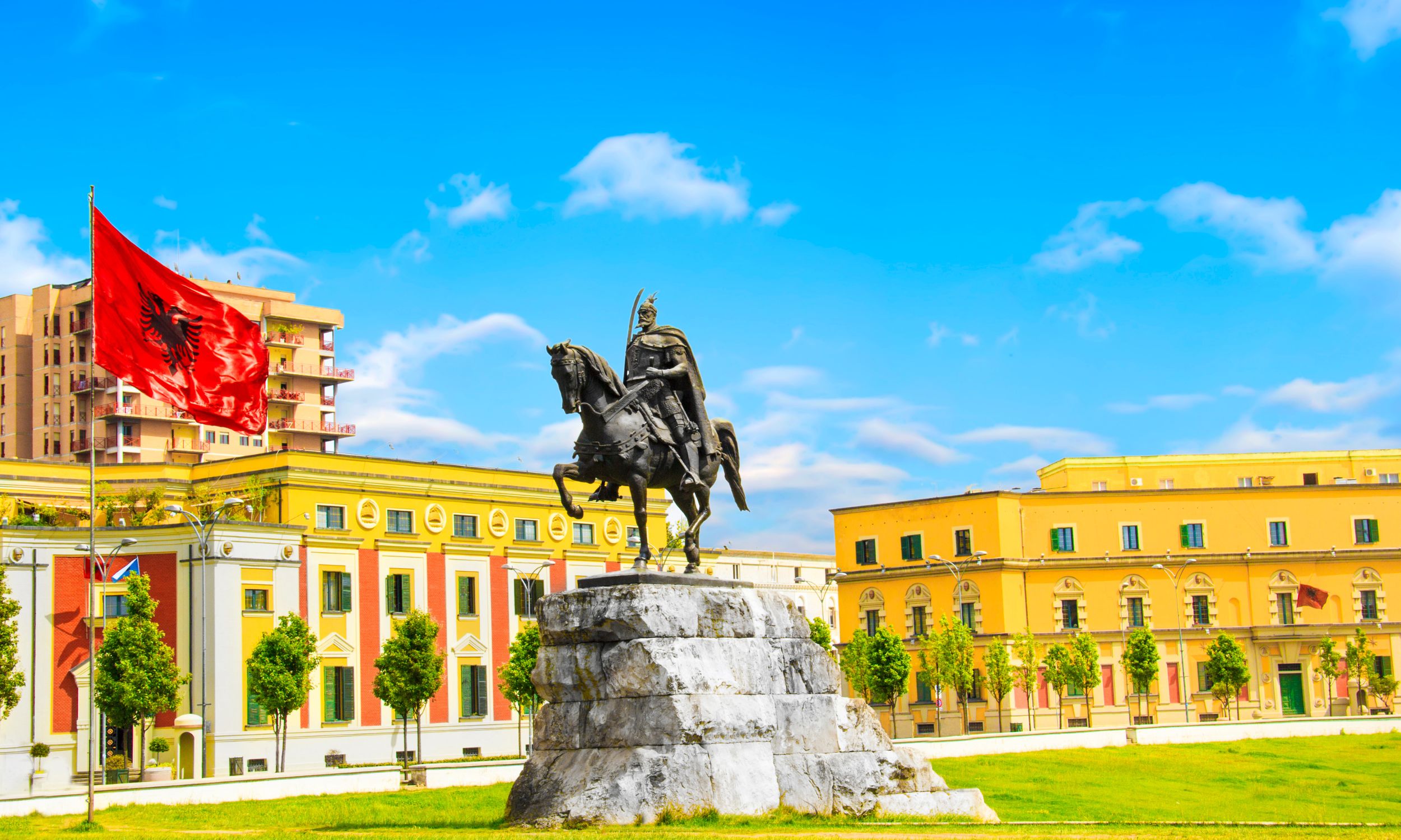 Skanderbeg statuen i Tirana. Foto Viktors Farmor