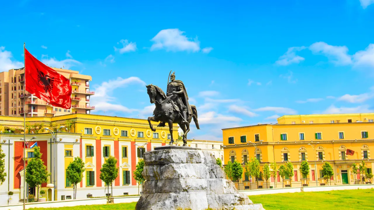 Skanderbeg statuen i Tirana. Foto Viktors Farmor