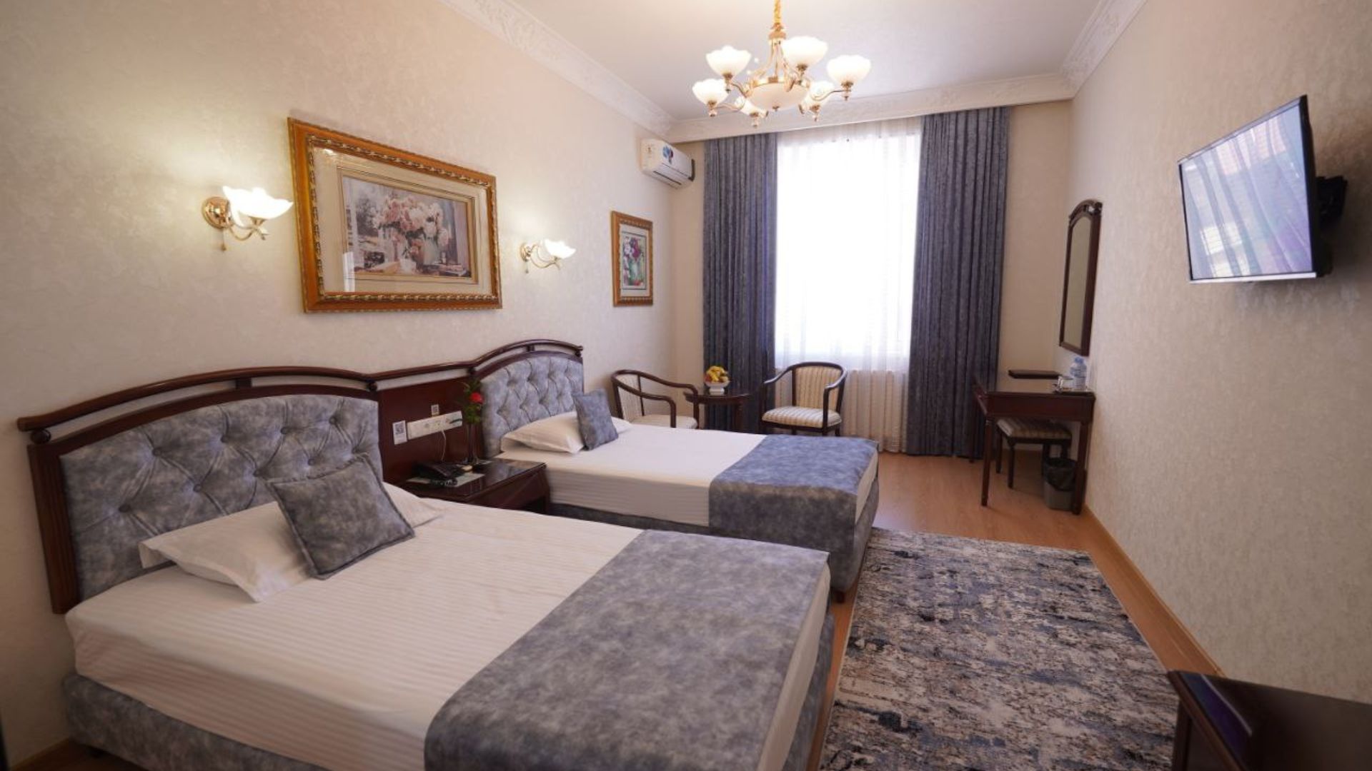 Dejligt 4-stjernet hotel med rummelige værelser og en god beliggenhed tæt på Registan-pladsen. Foto Viktors Farmor 