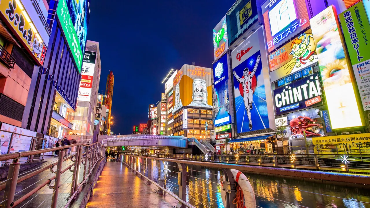 Osaka er en moderne storby med alt, hvad der hører sig til af skyskrabere og neonoplyste shoppinggader.