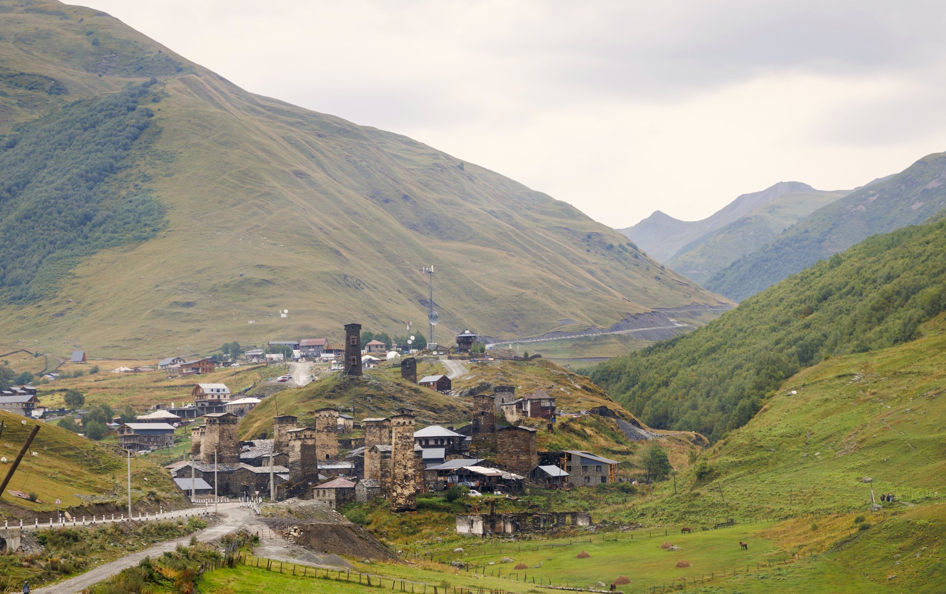 Vi besøger byen Ushguli der ligger i 2200 m’s højde. Det er den højest beliggende kontinuerligt beboede landsby. Foto Inge Lynggaard Hansen
