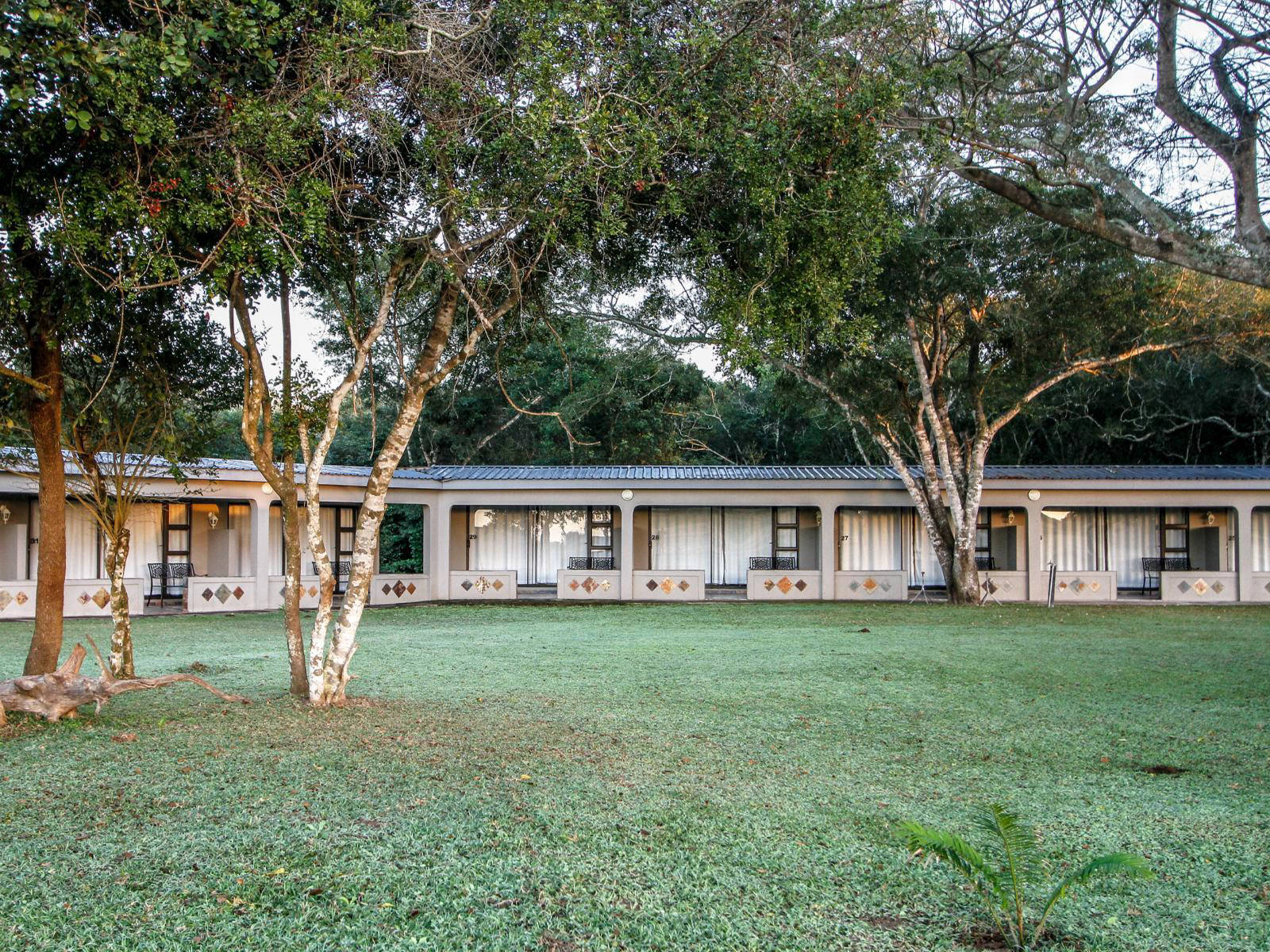 Midt i Champagne Valley, med udsigt til både bjergtinder, golfbanen og den lille sø, ligger vores resort. 