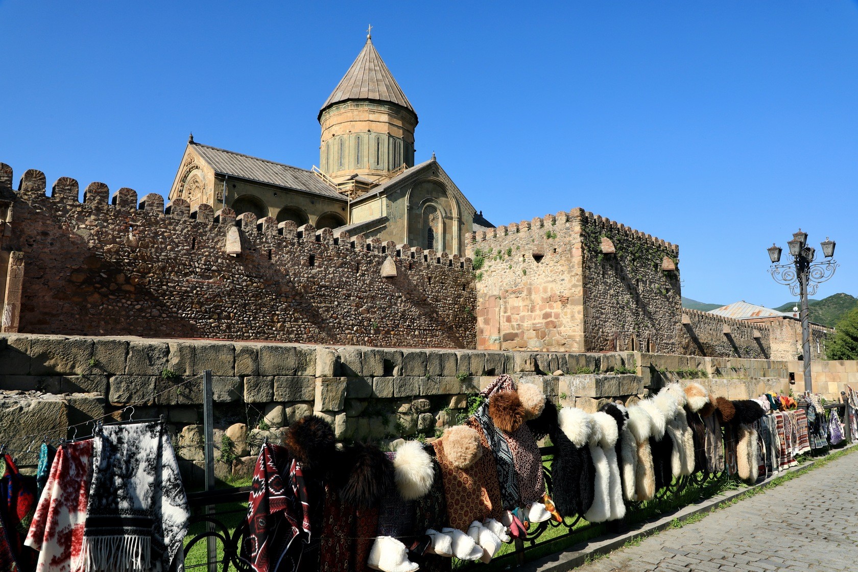 Souvenirs til salg foran den store katedral i Mtskheta, som vi besøger på rejsen. Foto Anders Stoustrup