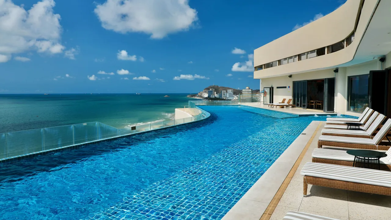 Pool med udsigt på 17 etage af Vias Vung Tau hotel. Foto af Anders Stoustrup