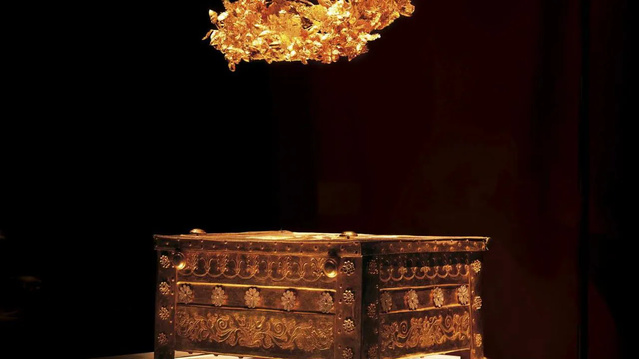 Det ca. 8 kg tunge guld skrin fra Philip ii's kongegrav i Vergina. foto Chris Panagiotopoulos. 