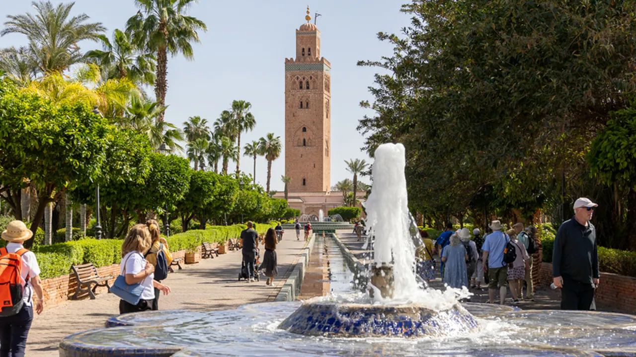 Koutoubia-moskeen rejser sig bag parkens palmer og springvand i Marrakesh. Foto Verner Rud