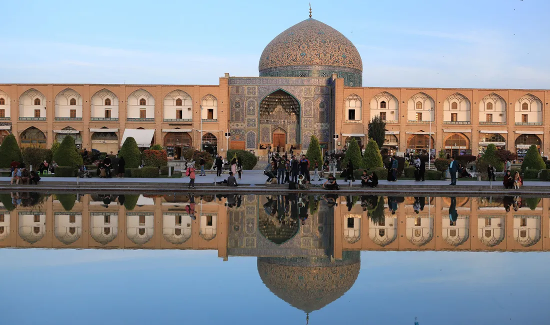 Lotfollah moskeen på Imam pladsen i Isfahan badet i det bløde eftermiddagslys. 