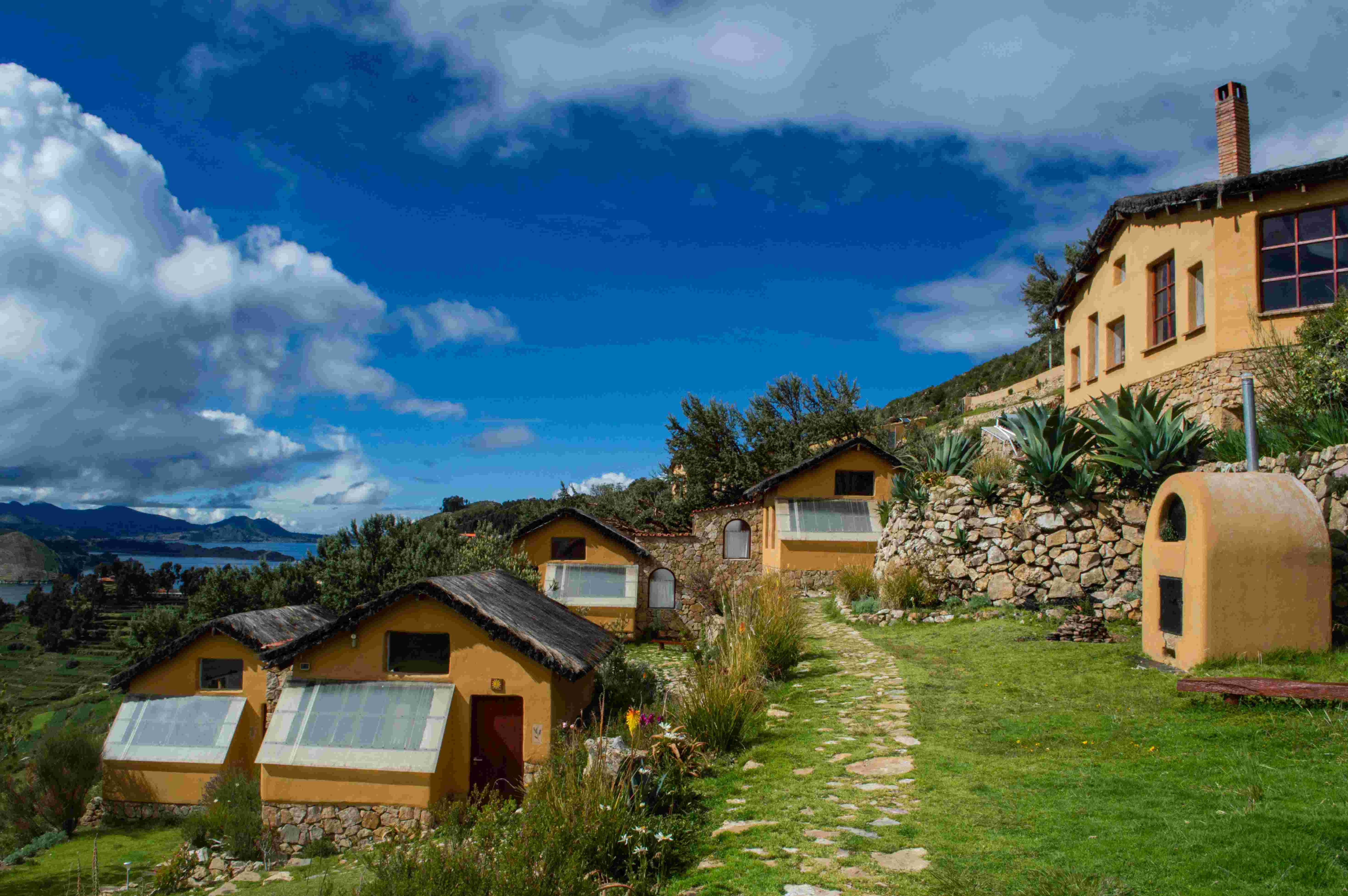 De miljøvenlige hytter er opført på gamle terrasser og har udsigt over søen og Andesbjergene. 