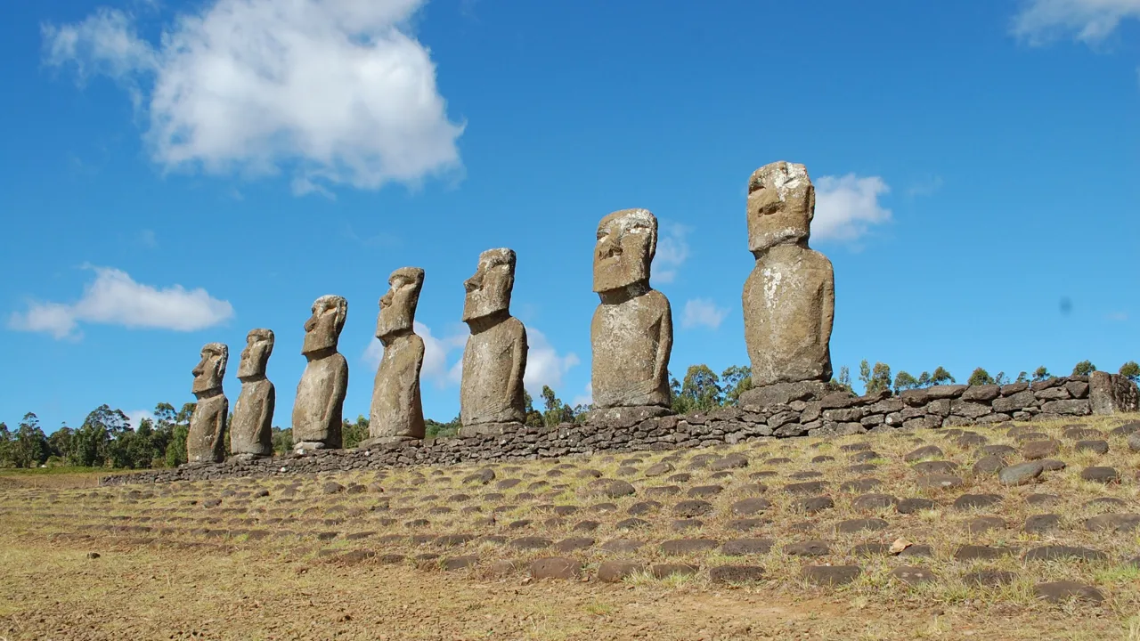 De mytiske stenfigurer – moai – sætter automatisk stemningen på Påskeøen. Foto Viktors Farmor