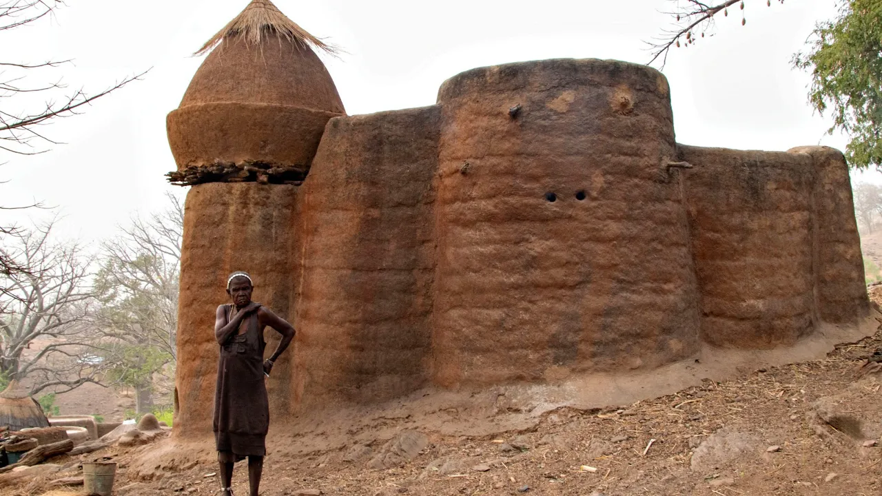 Batammaribaerne i Koutammakou området bor i traditionelle tårnhuse bygget af ler, Takienta-huse. Foto Lise Blom