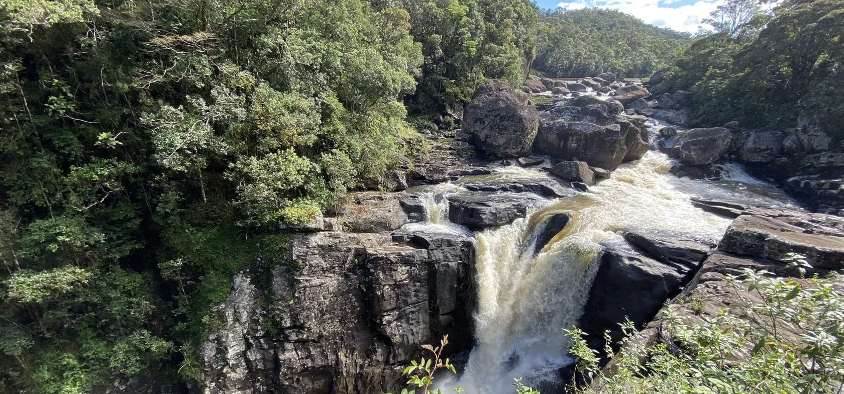 På vejen gennem Ranomafana nationalparken kan vi nyde udsigten til det store vandfald. Foto Michael Høeg Andersen
