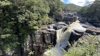 På vejen gennem Ranomafana nationalparken kan vi nyde udsigten til det store vandfald. Foto Michael Høeg Andersen