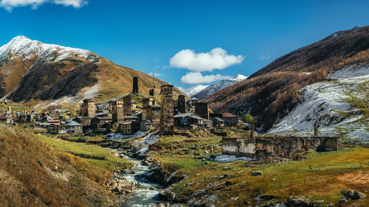 Middelalderbyen Ushguli ligger i 2200 m’s højde. Det er en af de højest beliggende kontinuerligt beboede landsbyer i Europa. Foto Viktors Farmor