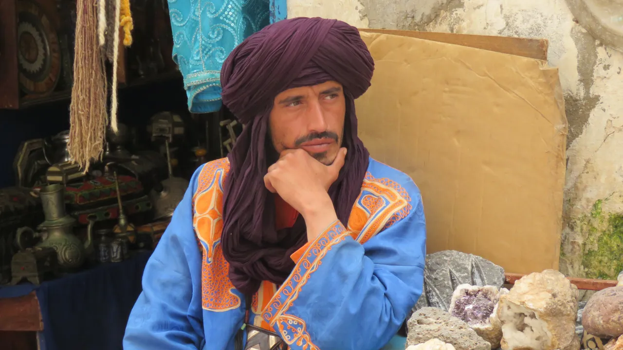 En tuareg passer sin lille butik med forsteninger. Foto Kirsten Gynther Holm
