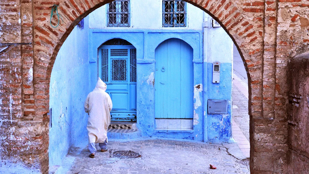 I Chefchaouen er mange huse og døre malet i en smuk indigoblå farve. Foto Thorkild Møller